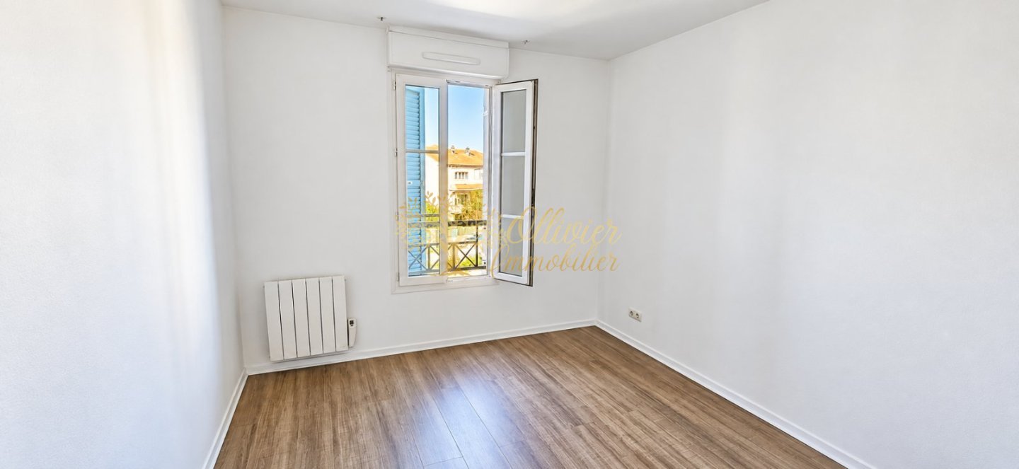 BEL APPARTEMENT AVEC TERRASSE ET PARKING – RÉSIDENCE RÉCENTE
